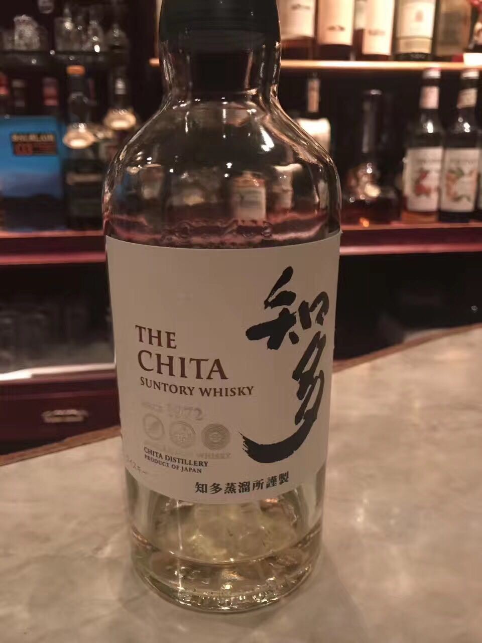 一直路上。品尝美酒