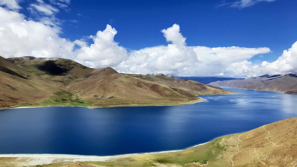想带瓶小威士忌的，开车不能喝酒！放弃！ 可惜了，西藏的美景，直接把人美醉了……