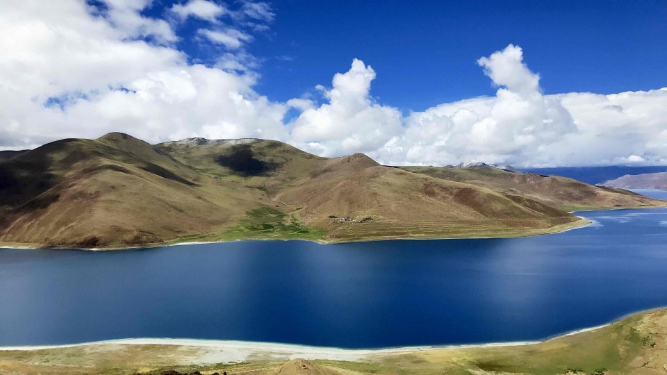 想带瓶小威士忌的，开车不能喝酒！放弃！ 可惜了，西藏的美景，直接把人美醉了……