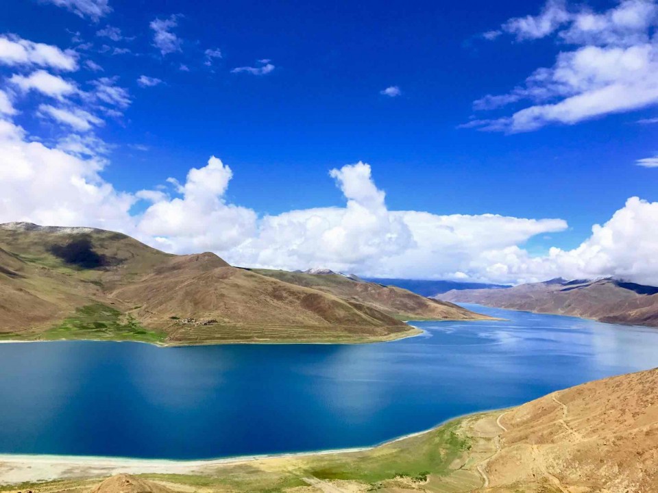 想带瓶小威士忌的，开车不能喝酒！放弃！ 可惜了，西藏的美景，直接把人美醉了……