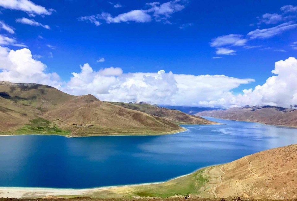 想带瓶小威士忌的，开车不能喝酒！放弃！ 可惜了，西藏的美景，直接把人美醉了……