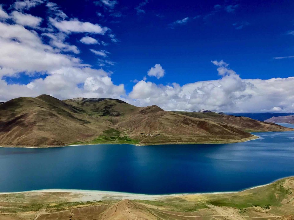 想带瓶小威士忌的，开车不能喝酒！放弃！ 可惜了，西藏的美景，直接把人美醉了……
