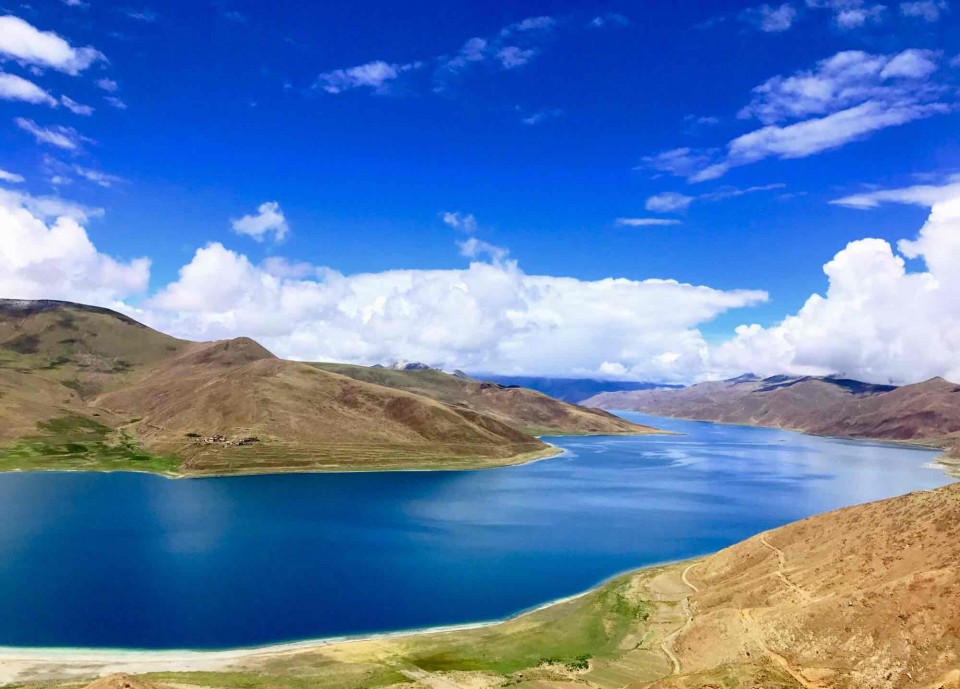 想带瓶小威士忌的，开车不能喝酒！放弃！ 可惜了，西藏的美景，直接把人美醉了……