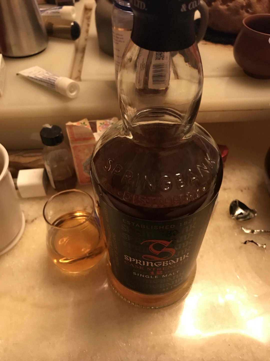 喜欢一个人看着电视喝