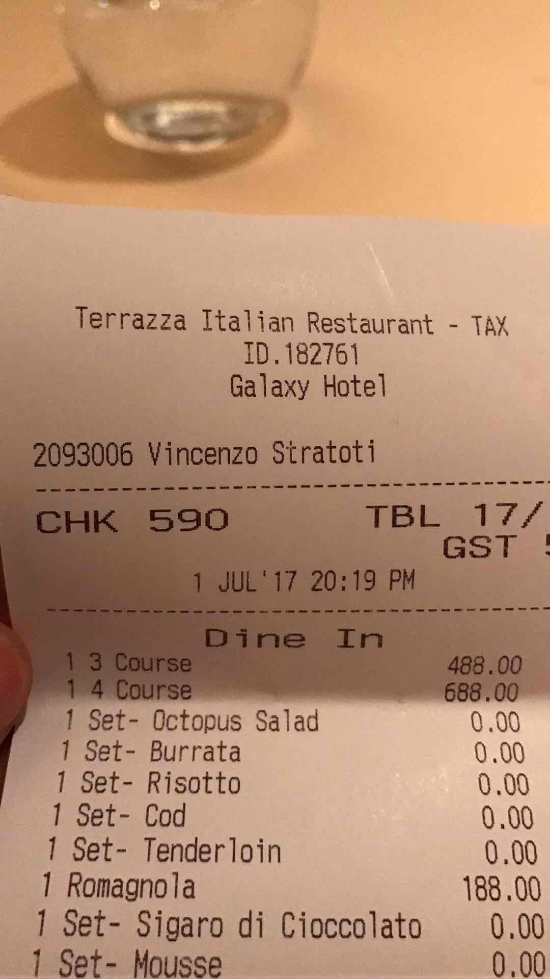 剛吃完飯，飯店送了我一盒麥25.高興死了，打開一看，笑死了😂，很甜