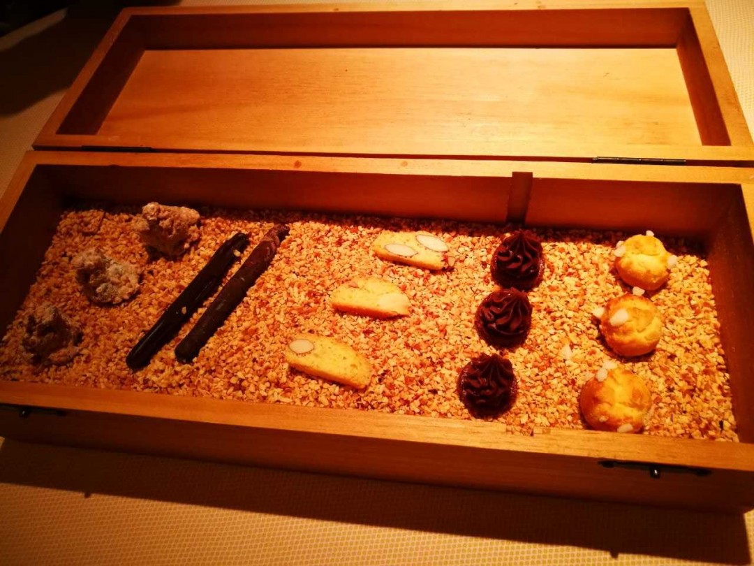 剛吃完飯，飯店送了我一盒麥25.高興死了，打開一看，笑死了😂，很甜