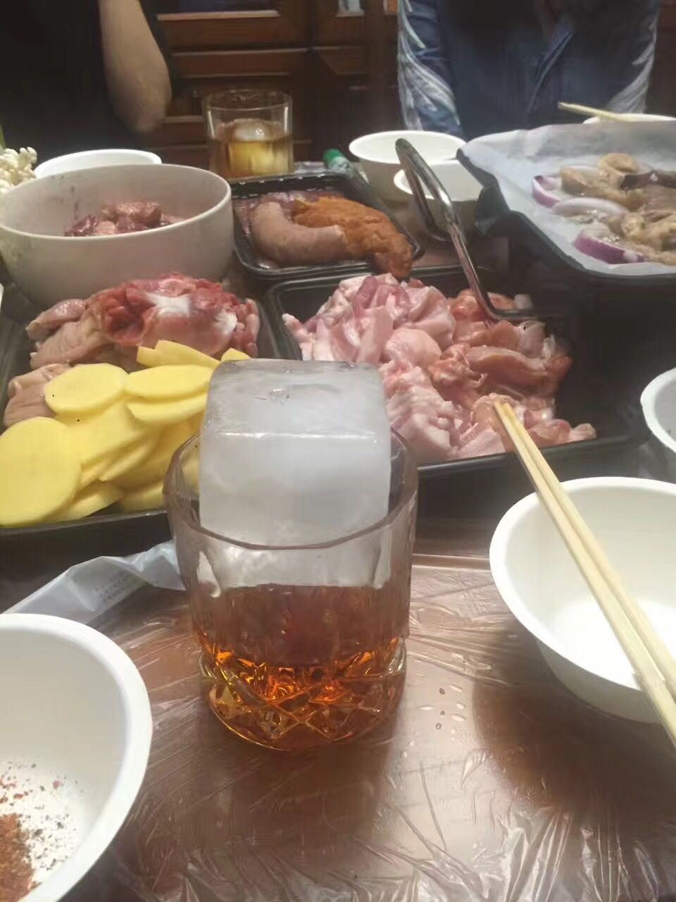 三人一口气喝了三结果就大了，威士忌还是应该慢慢品……