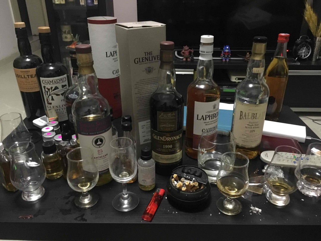 今儿晚很透彻，酒品鉴的也很多。当把M40和NO.6拿出来的时候于尧说他就已经醒了。于是我们在家拿了瓶波本出来喝砂锅粥，酒友万岁！友谊万岁！