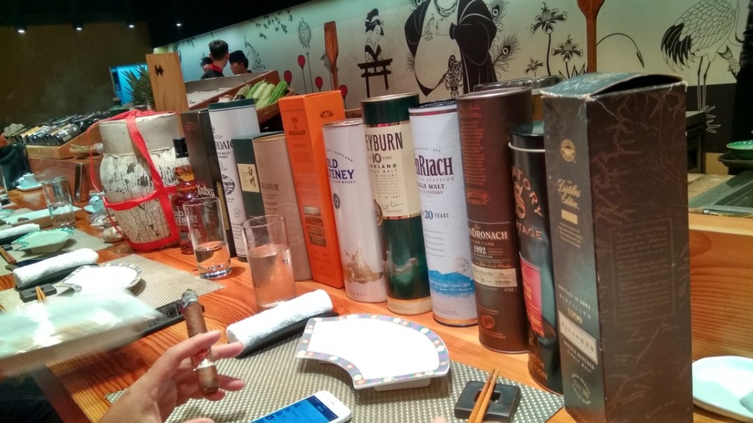 朋友的生日大趴，好友们每人带了一瓶whisky，竟然出奇的没有一瓶重复。