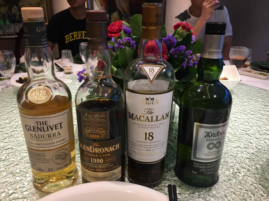 上周日的劈酒局，第二天昏昏沉沉，满嘴威士忌酒香。