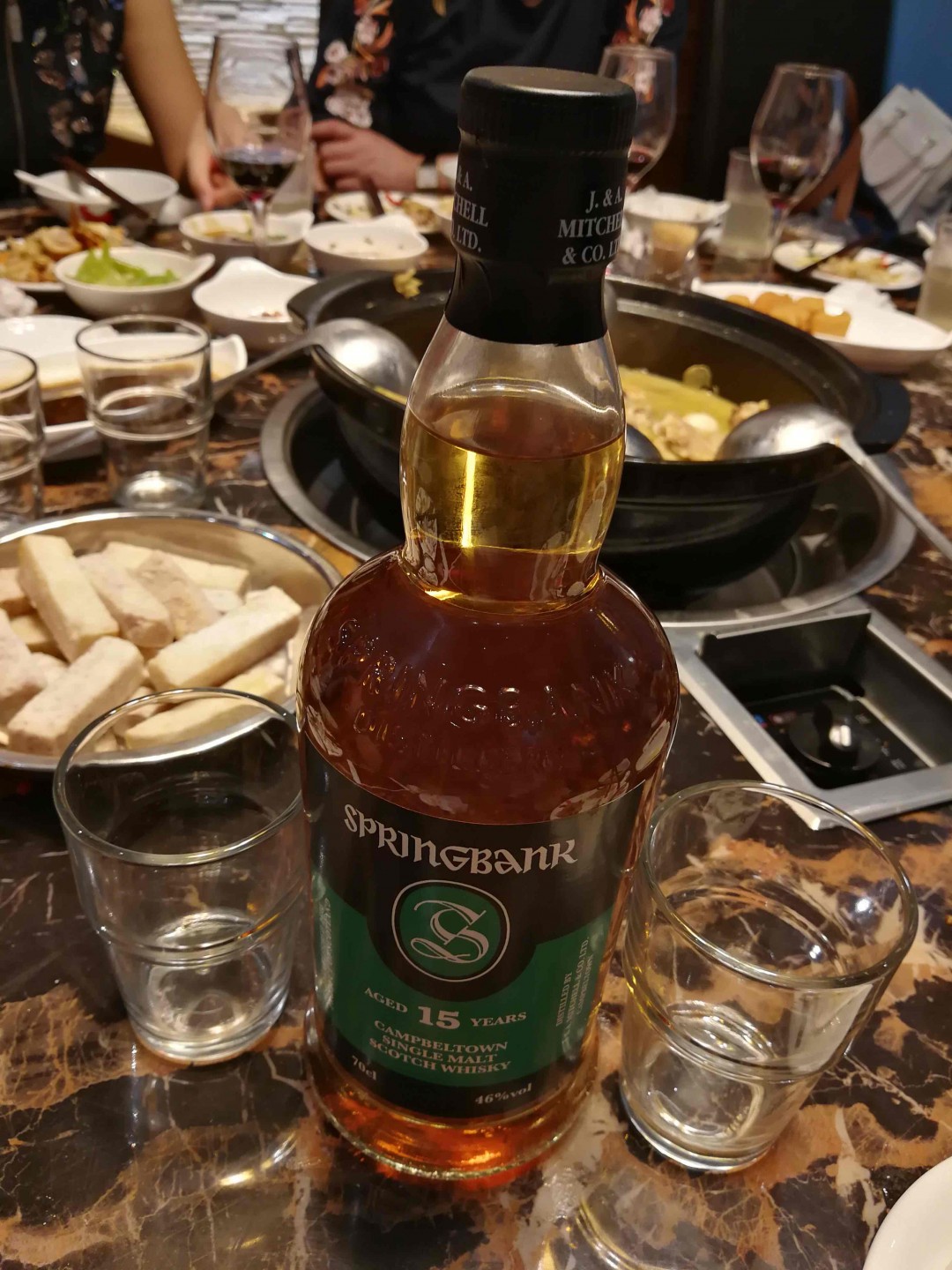 喝到在苏格兰当地都少有的Springbank15，再搭配鸡汤鲍鱼带子火锅🍲迅速成仙……#Tasting Record# 嗅到悠长烟熏～入口兰花香，坚果甜～余味纯净,收尾迅速^_^