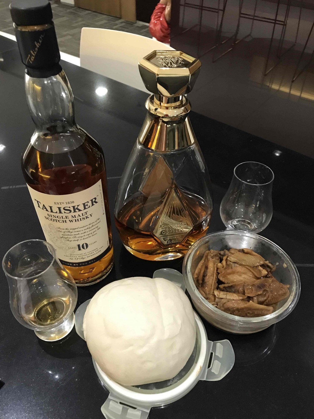 40年John Walker Vs #10年Talisker#,喝了Single Malt 就不再想喝Blended Malt, #Tasting Record# 嗅到海岛泥煤，入口麦芽甜混合泥煤味，余味烟熏留口微苦。