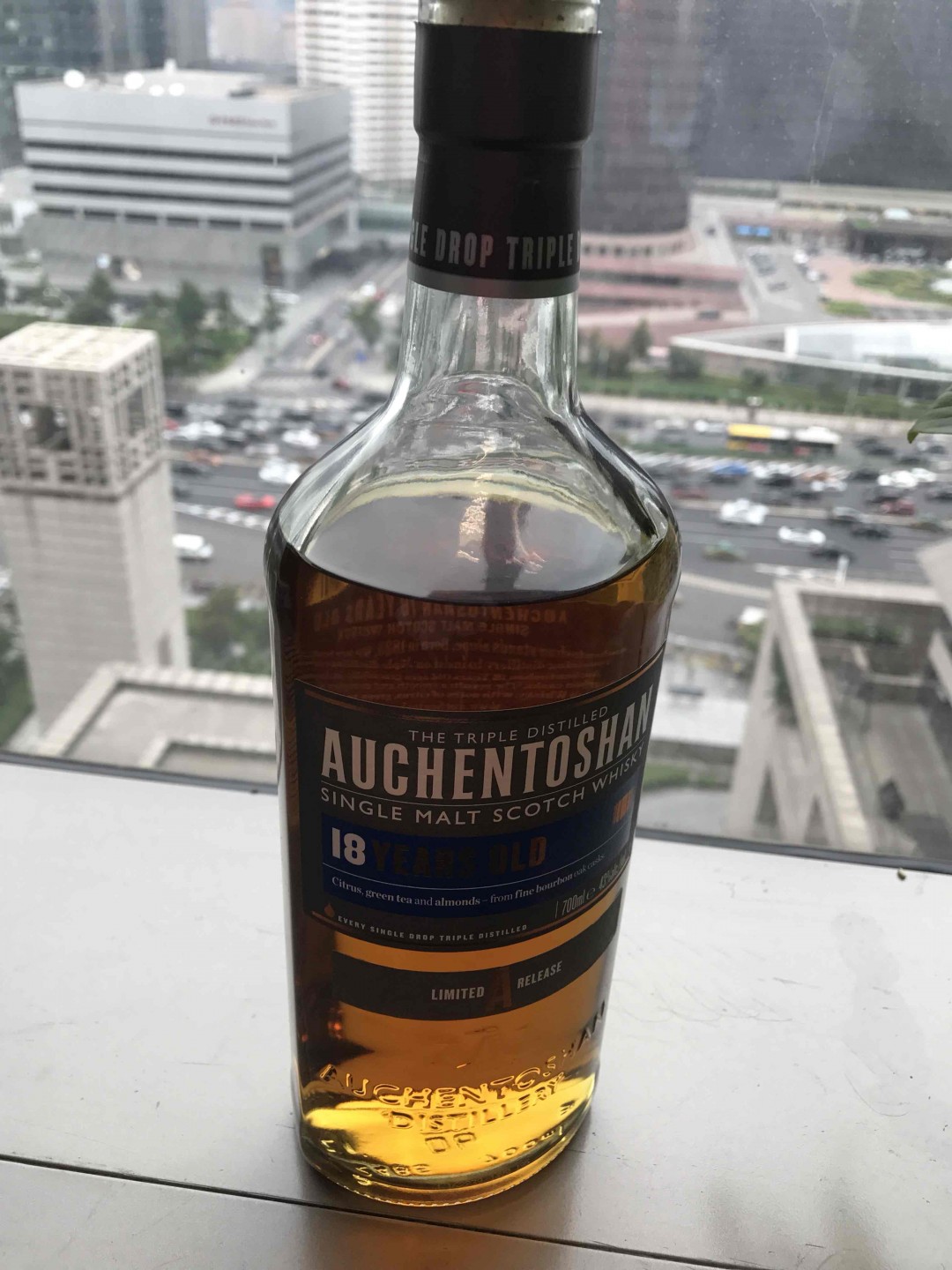 下午🍵苏格兰低地淑女Auchentoshan 18,#Tasting Record# 巧克力曲奇饼香，阵阵若隐若现苏子叶香，伴悠长三文鱼油脂，等醒过后反而程冰糖味，橡木味，口感: 黑巧克力微苦，变化减少，余味:清淡微苦。
