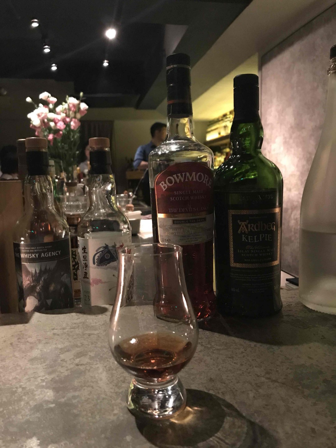 Bowmore 魔鬼桶，闻起来一点也不像Islay的酒，但喝起来泥煤和果香的平衡真是完美！大爱波摩啊！