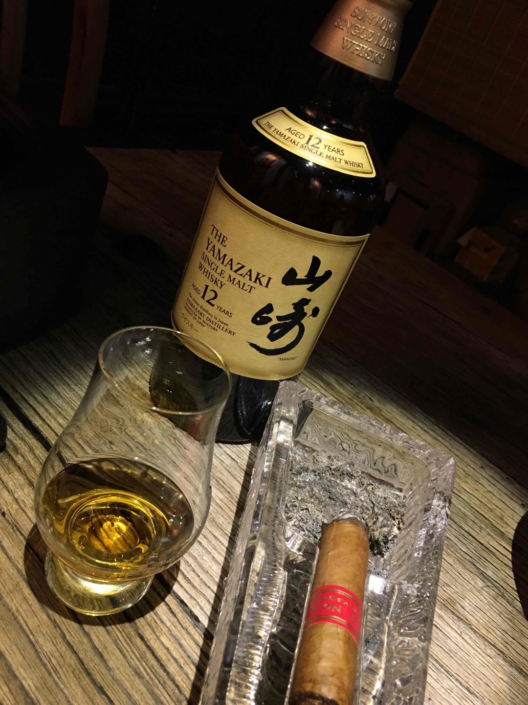 08:00--10:30 8个人聊着天.分享各自对威士忌和雪茄的亲身体会.慢慢品.酒不在好有友则名.茄不在贵有友则香.