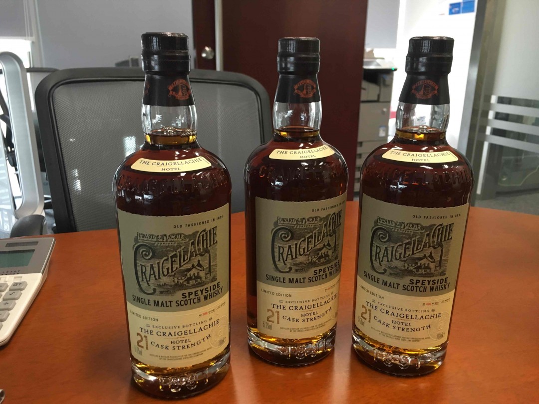 Whiskey L现场开一瓶给朋友们试