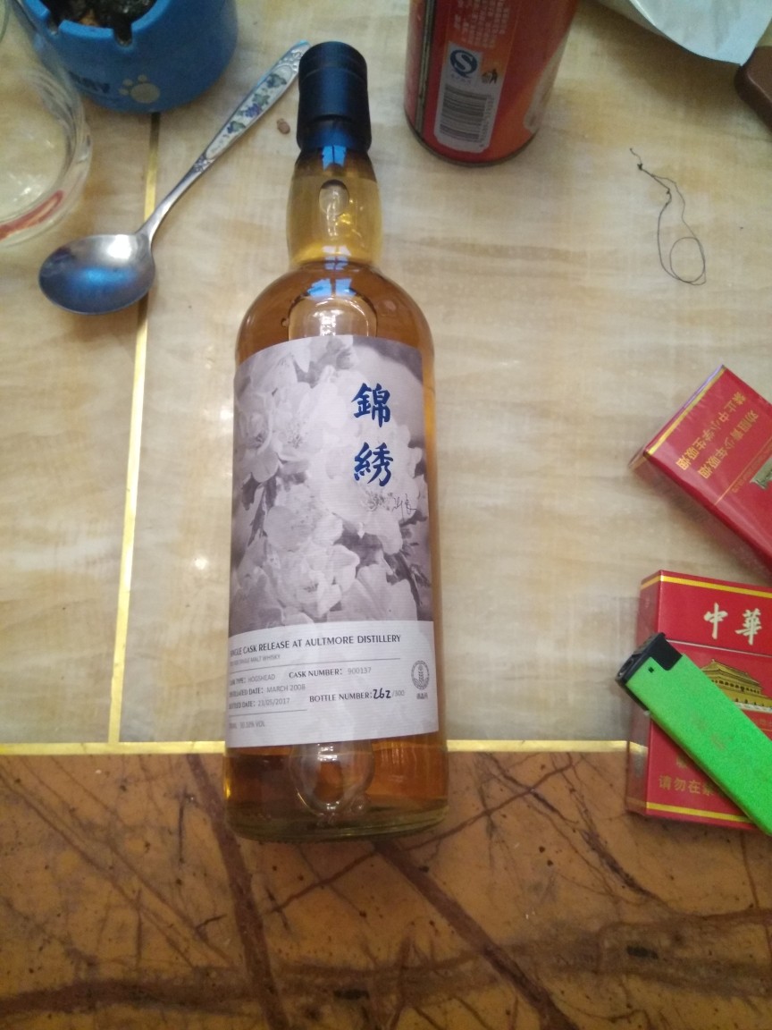 酒收到了还没喝，盒子工艺比较一般，标也贴的很歪