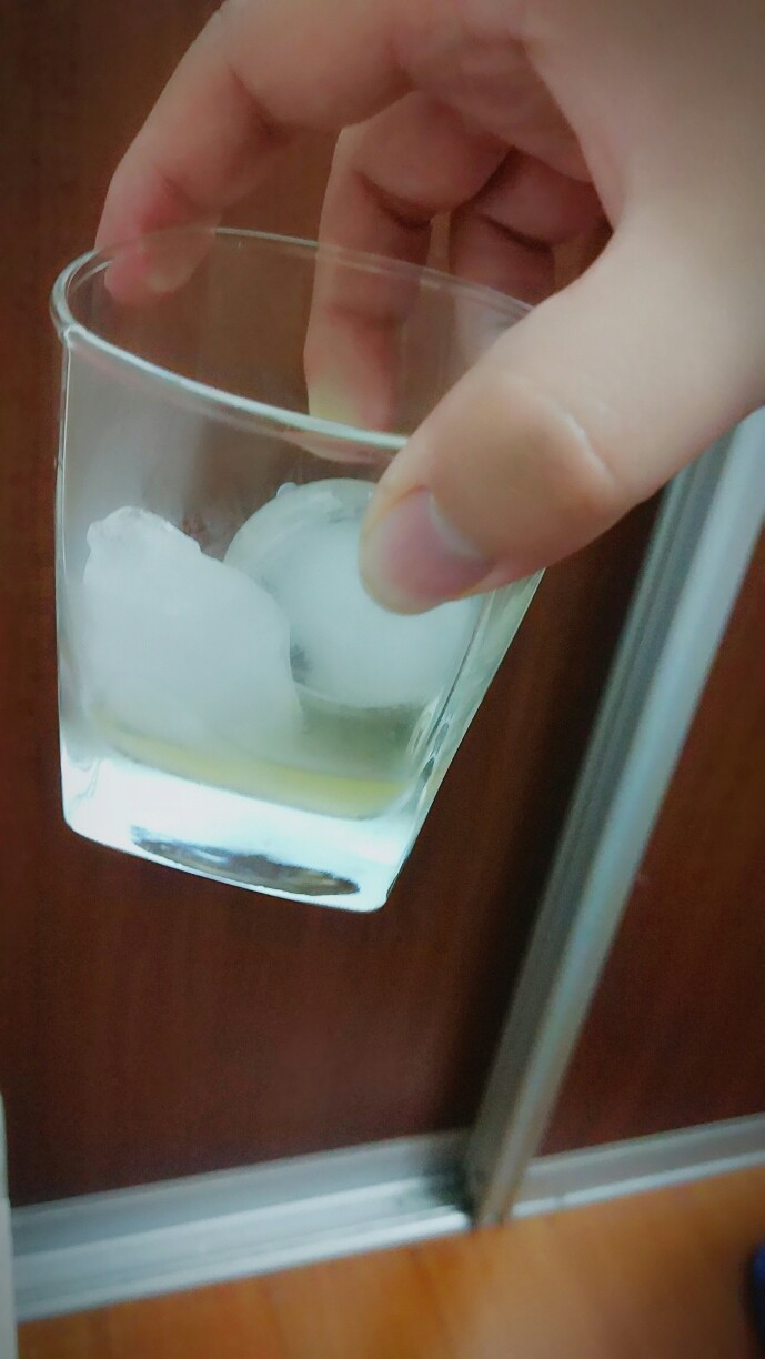 初段的泥煤味非常刺激，后段有胡椒混合一点点的甜味，时不时有海洋的咸鲜味，新人憋了半天就吃出这么点体会