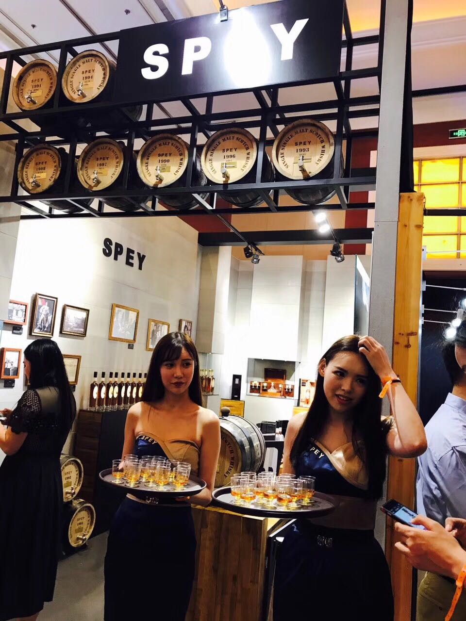 今年的Whisky L人气爆棚，就是太过于拥挤了……喝个酒还没站稳都被推着走了……美女多多……饱了眼福了😄
