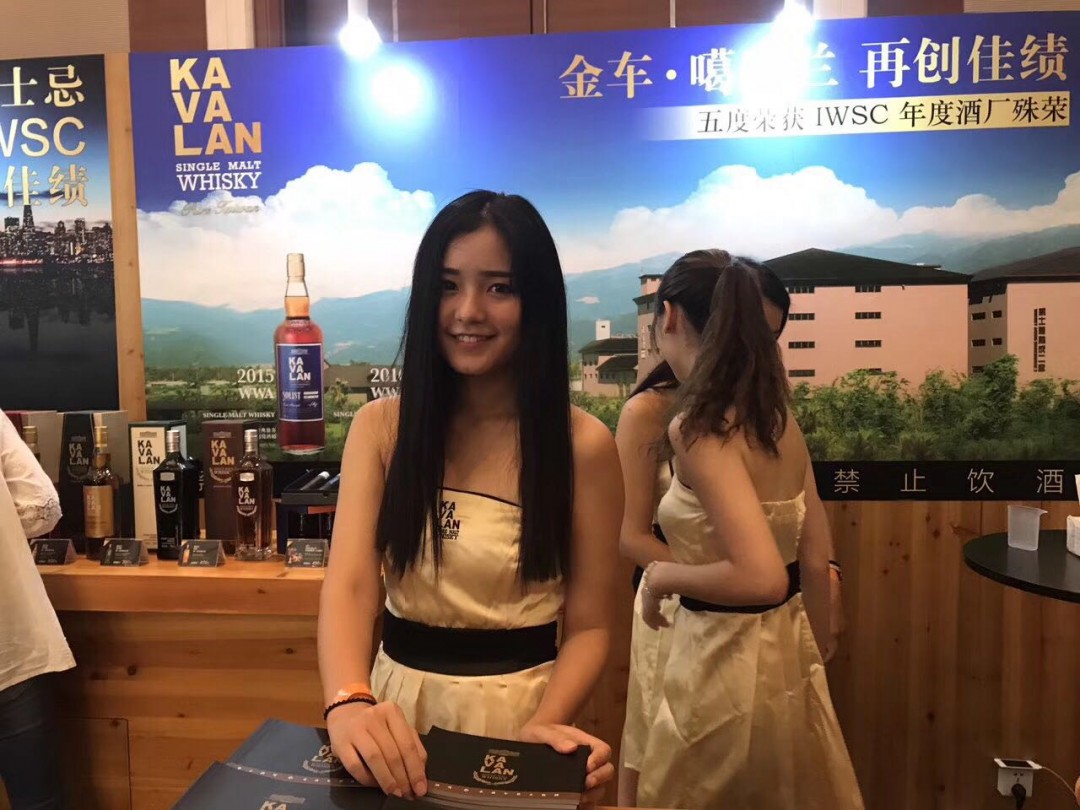 今年的Whisky L人气爆棚，就是太过于拥挤了……喝个酒还没站稳都被推着走了……美女多多……饱了眼福了😄