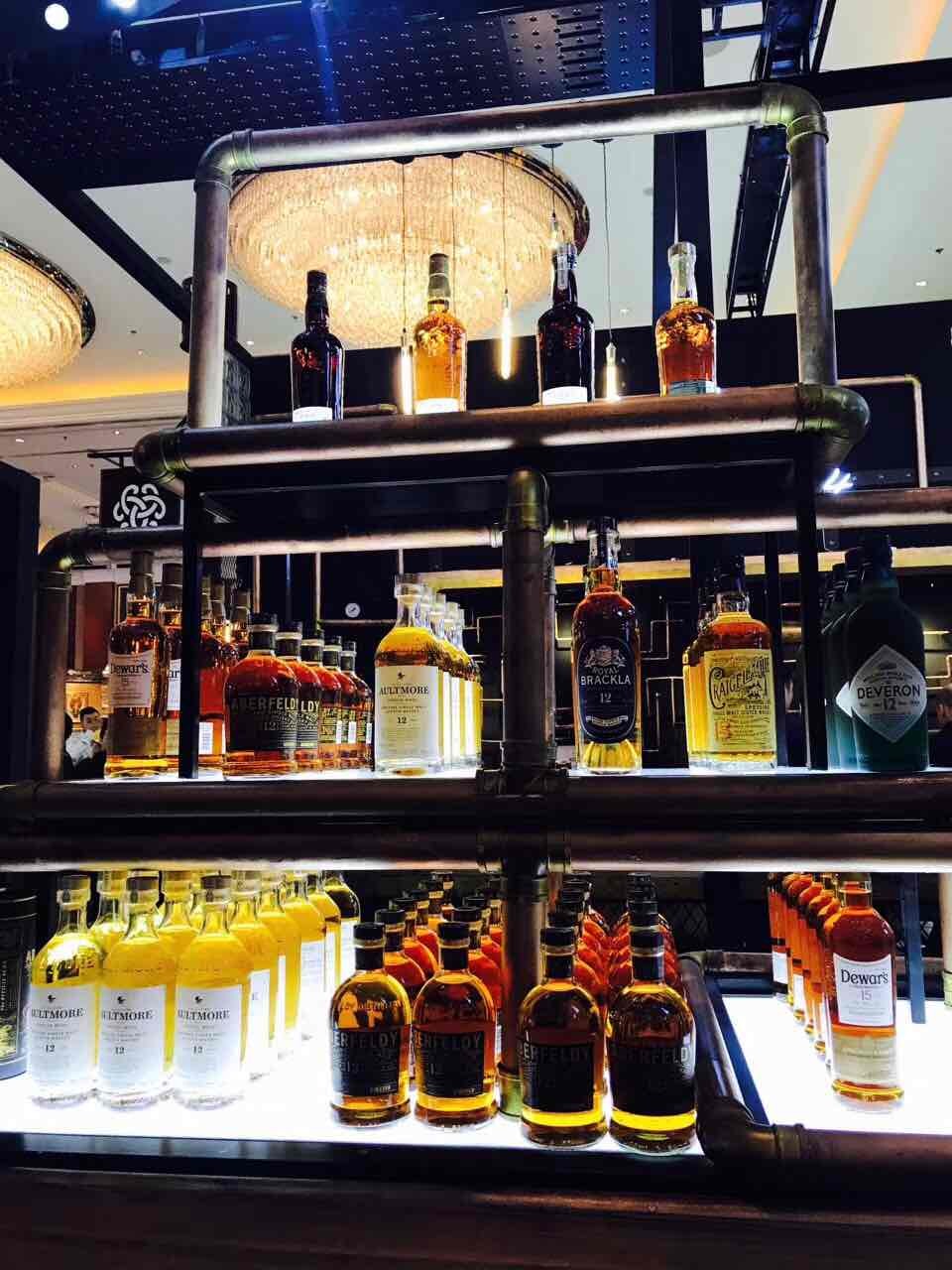 今年的Whisky L人气爆棚，就是太过于拥挤了……喝个酒还没站稳都被推着走了……美女多多……饱了眼福了😄