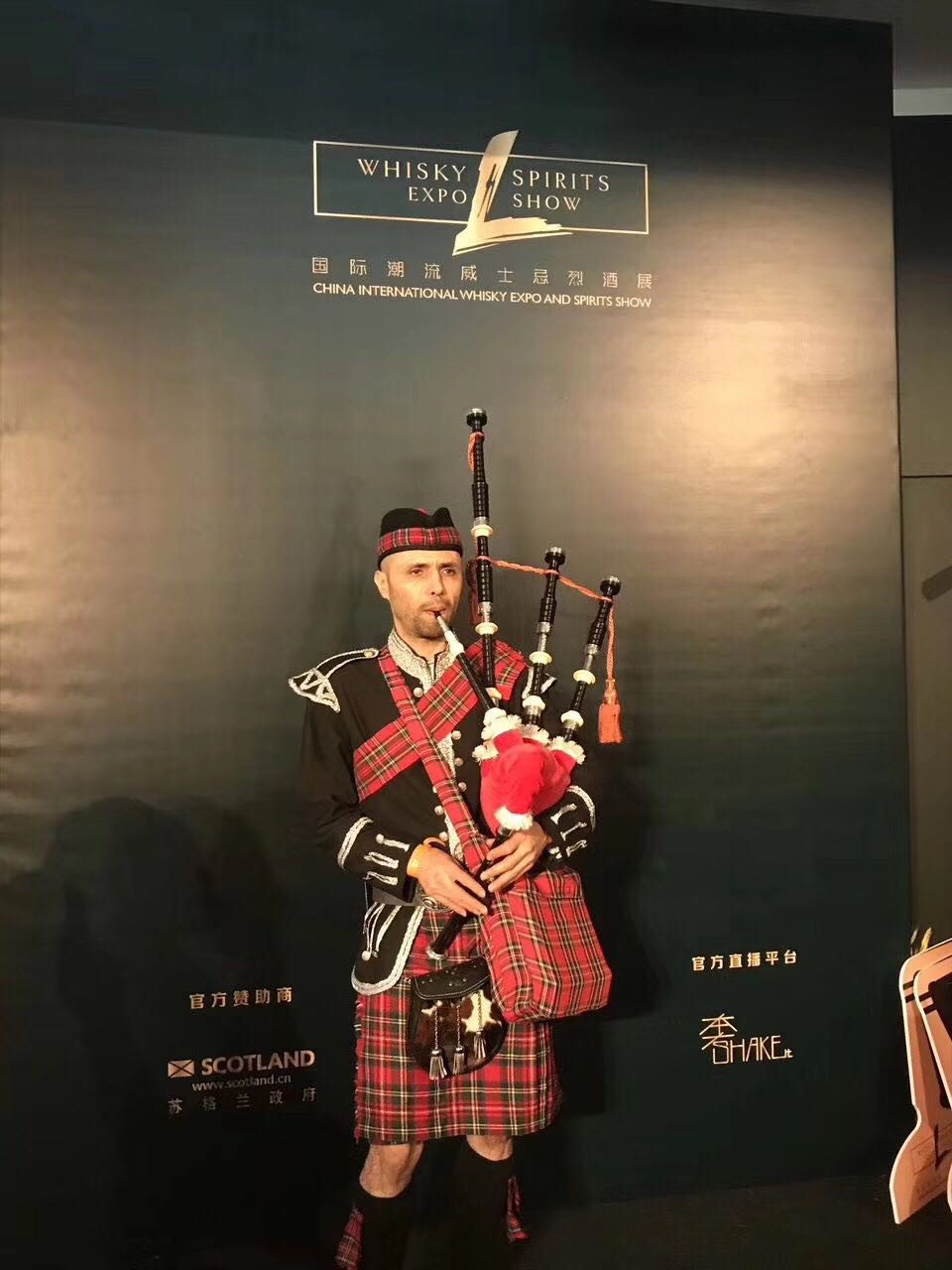 今年的Whisky L人气爆棚，就是太过于拥挤了……喝个酒还没站稳都被推着走了……美女多多……饱了眼福了😄