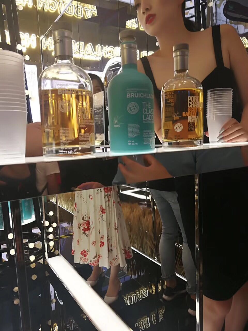 今年的Whisky L人气爆棚，就是太过于拥挤了……喝个酒还没站稳都被推着走了……美女多多……饱了眼福了😄