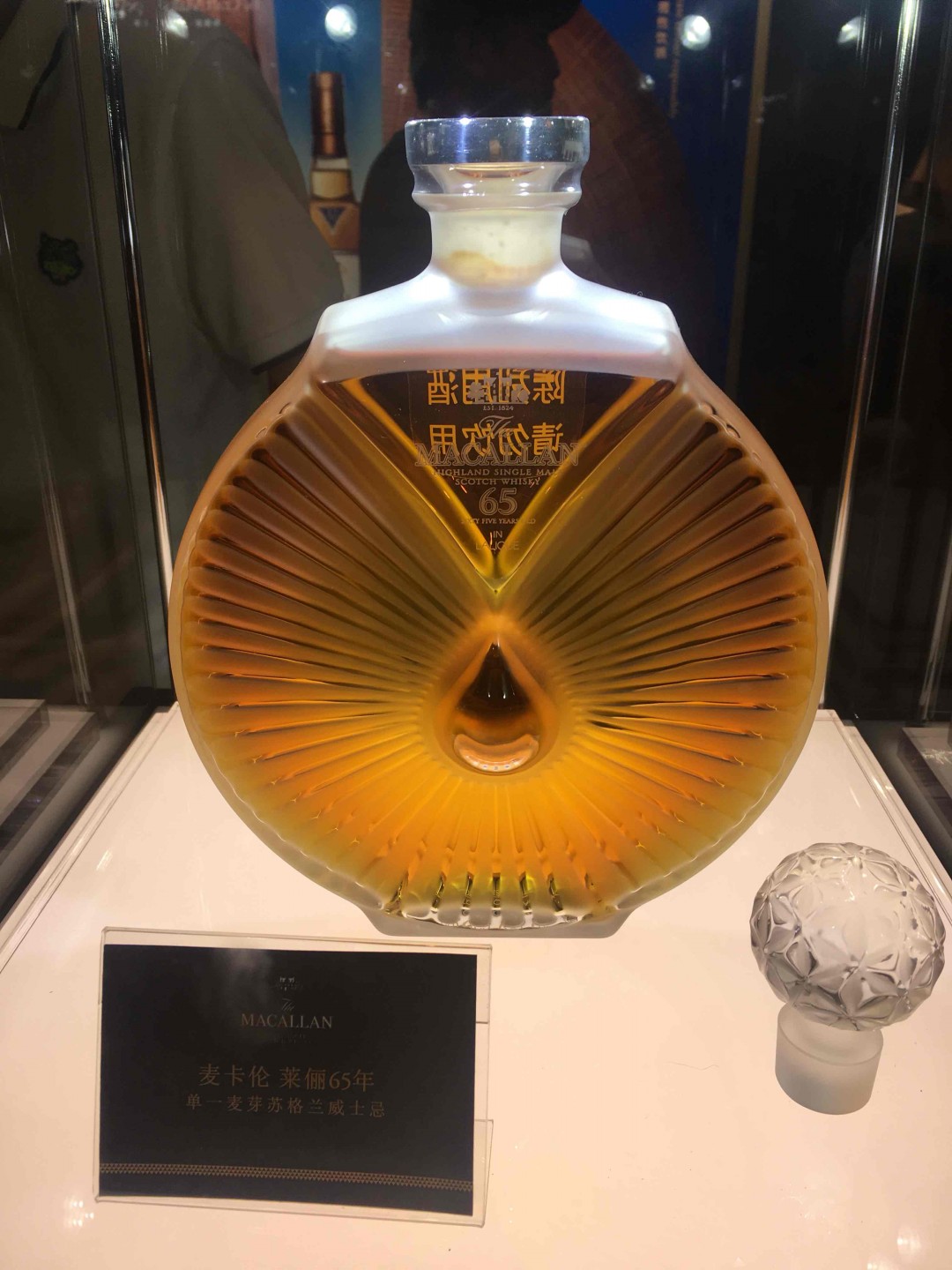 今年的Whisky L人气爆棚，就是太过于拥挤了……喝个酒还没站稳都被推着走了……美女多多……饱了眼福了😄