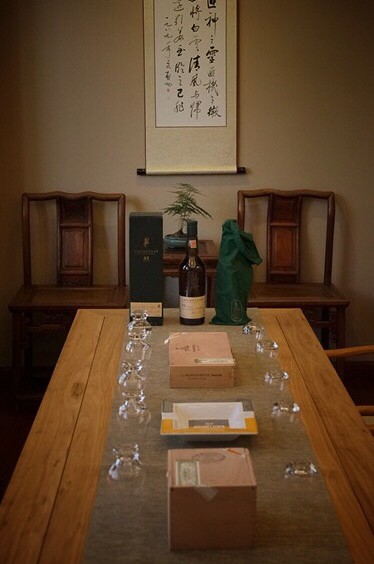 打开了一支跟我同年龄的酒！有点小激动，容我明天再交酒评[抱拳]