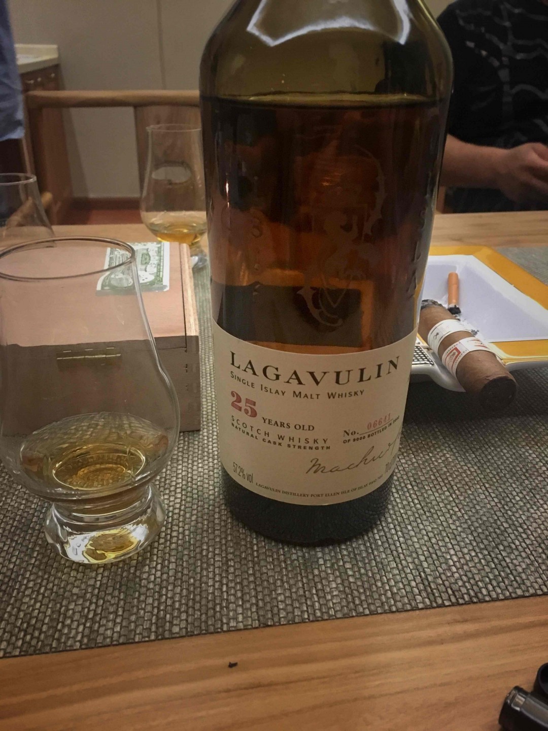 打开了一支跟我同年龄的酒！有点小激动，容我明天再交酒评[抱拳]
