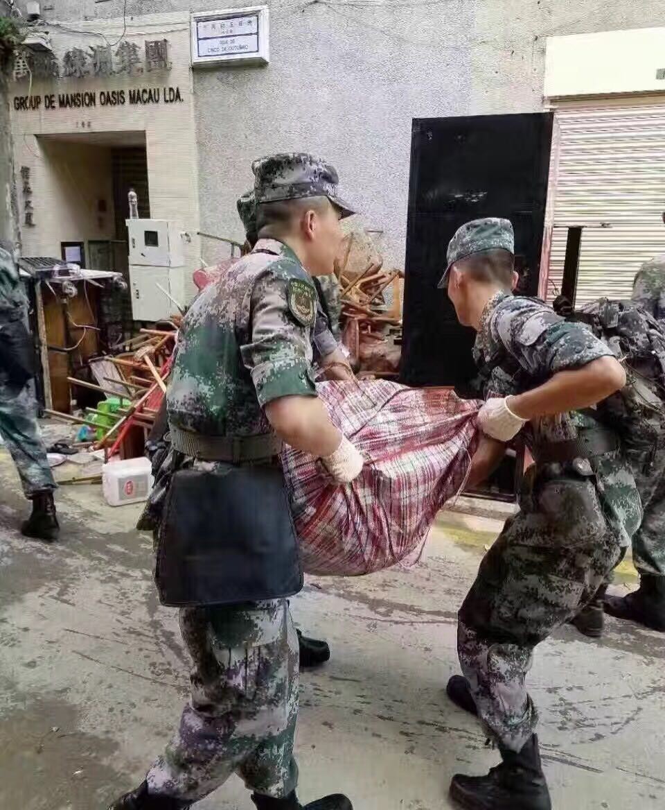 政府無能，70幾小時才發現第9個災難者，要出動解放軍。。。。澳門紙醉金迷的表面，還要死多少人，政府才醒覺？ 好幾天沒喝酒了。。。過多倆天，喝他一個爛醉吧