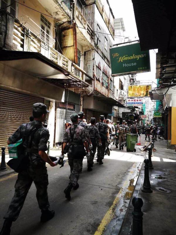 政府無能，70幾小時才發現第9個災難者，要出動解放軍。。。。澳門紙醉金迷的表面，還要死多少人，政府才醒覺？ 好幾天沒喝酒了。。。過多倆天，喝他一個爛醉吧