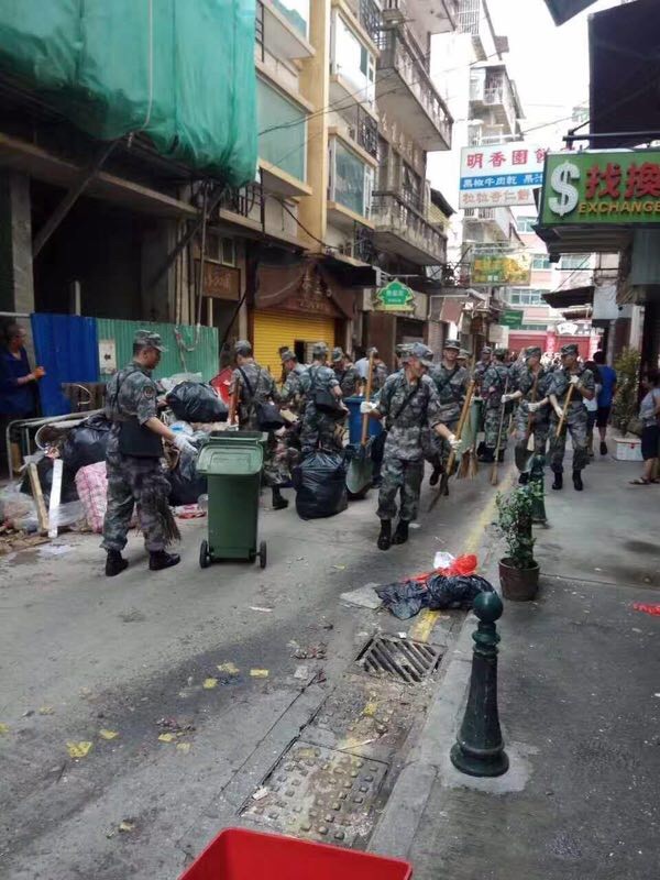 政府無能，70幾小時才發現第9個災難者，要出動解放軍。。。。澳門紙醉金迷的表面，還要死多少人，政府才醒覺？ 好幾天沒喝酒了。。。過多倆天，喝他一個爛醉吧