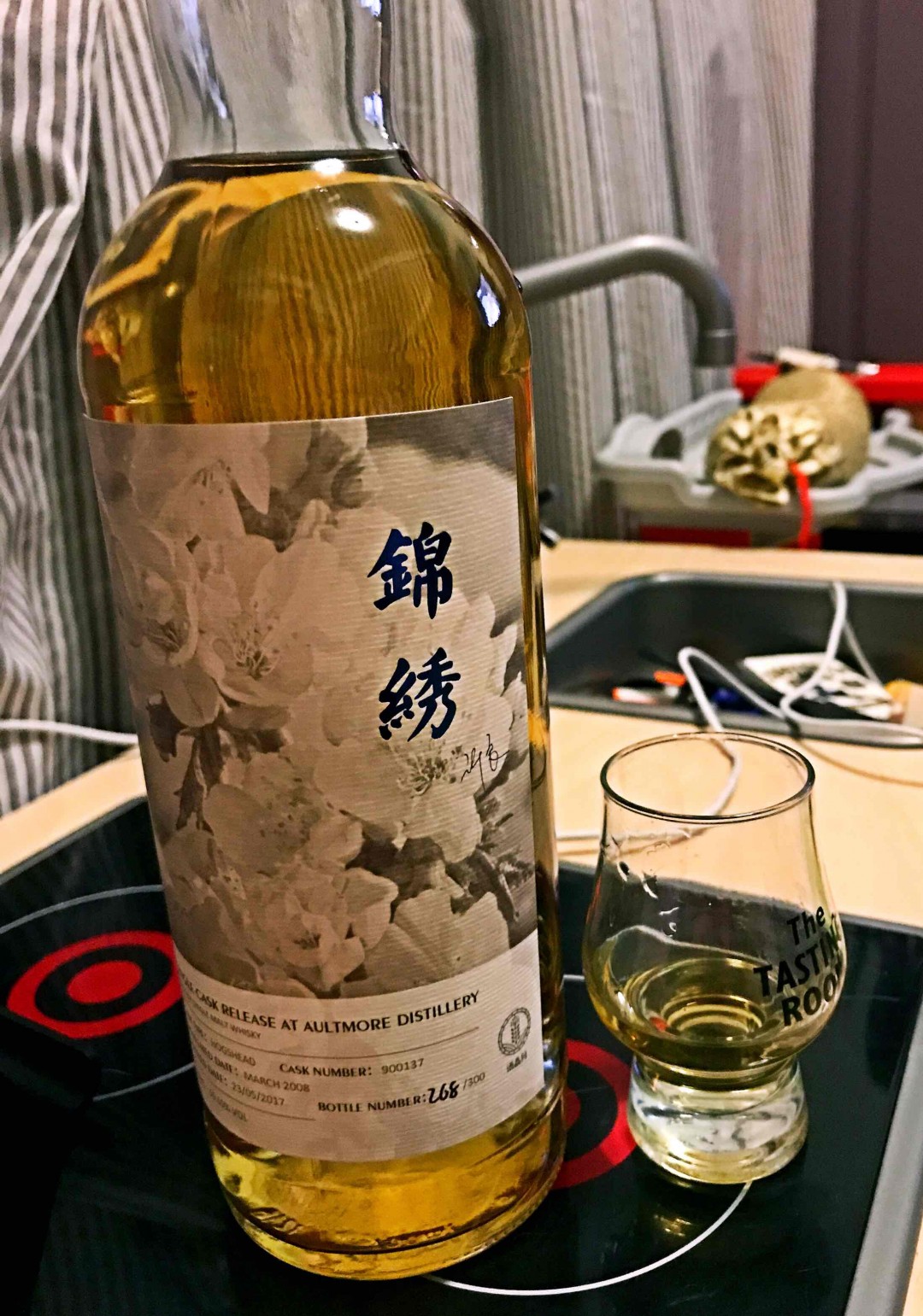 锦绣前程摆在眼前必须拿下！9年的桶酒体相对饱满，香气口感都是超值。现在苏格兰那边的兄弟越来越会酿造，酒虫的兄弟们越来越会选了。