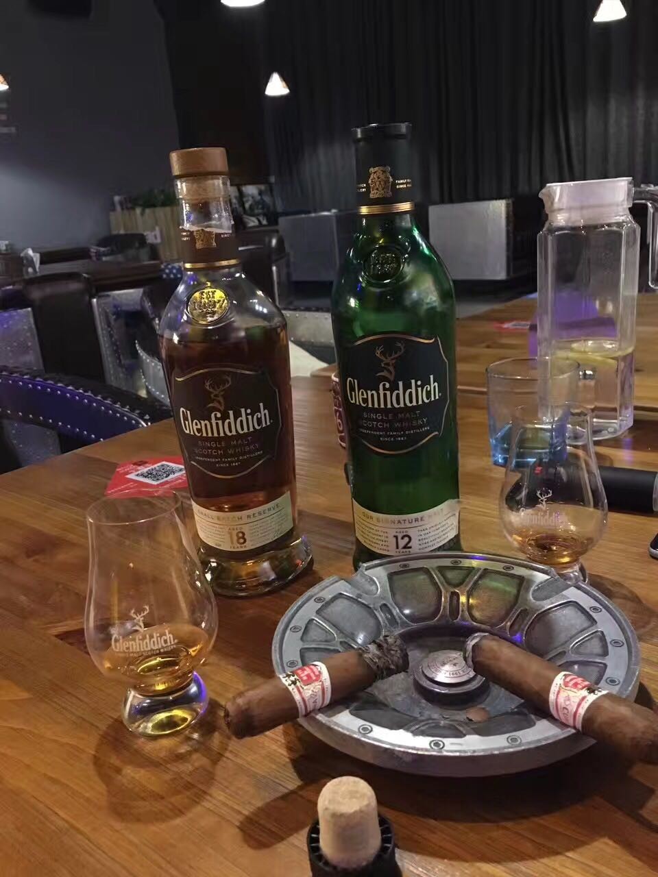 与最妙的人一起，最沉醉的时光。 有友，有酒，即是人生的完美瞬间