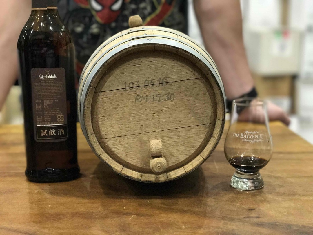 原本只是要来养桶的雪莉酒，一放就忘了。三个年过去。来尝尝三年二次陈酿的雪莉酒，黑噜噜的，好甜啊。