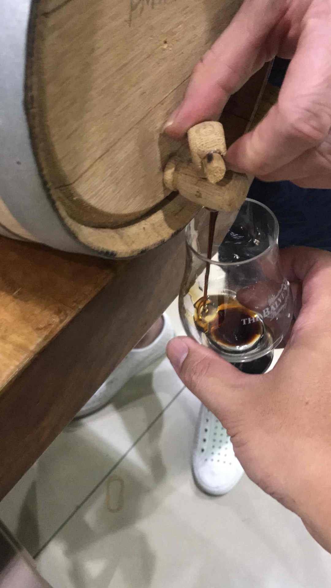 原本只是要来养桶的雪莉酒，一放就忘了。三个年过去。来尝尝三年二次陈酿的雪莉酒，黑噜噜的，好甜啊。