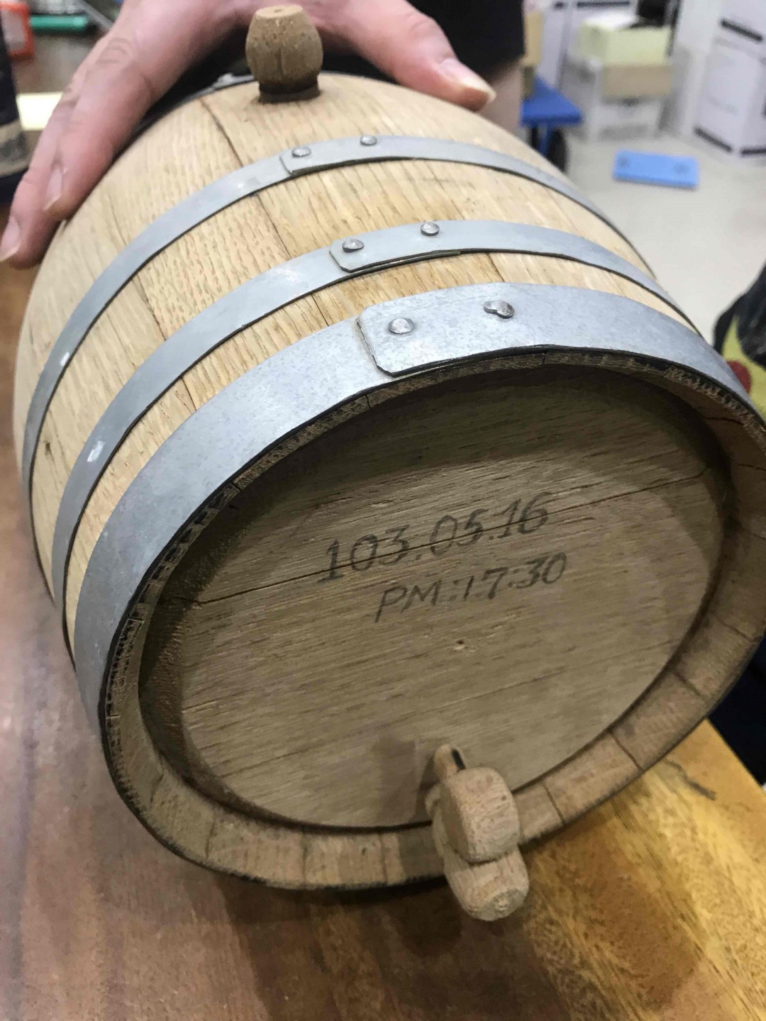 原本只是要来养桶的雪莉酒，一放就忘了。三个年过去。来尝尝三年二次陈酿的雪莉酒，黑噜噜的，好甜啊。