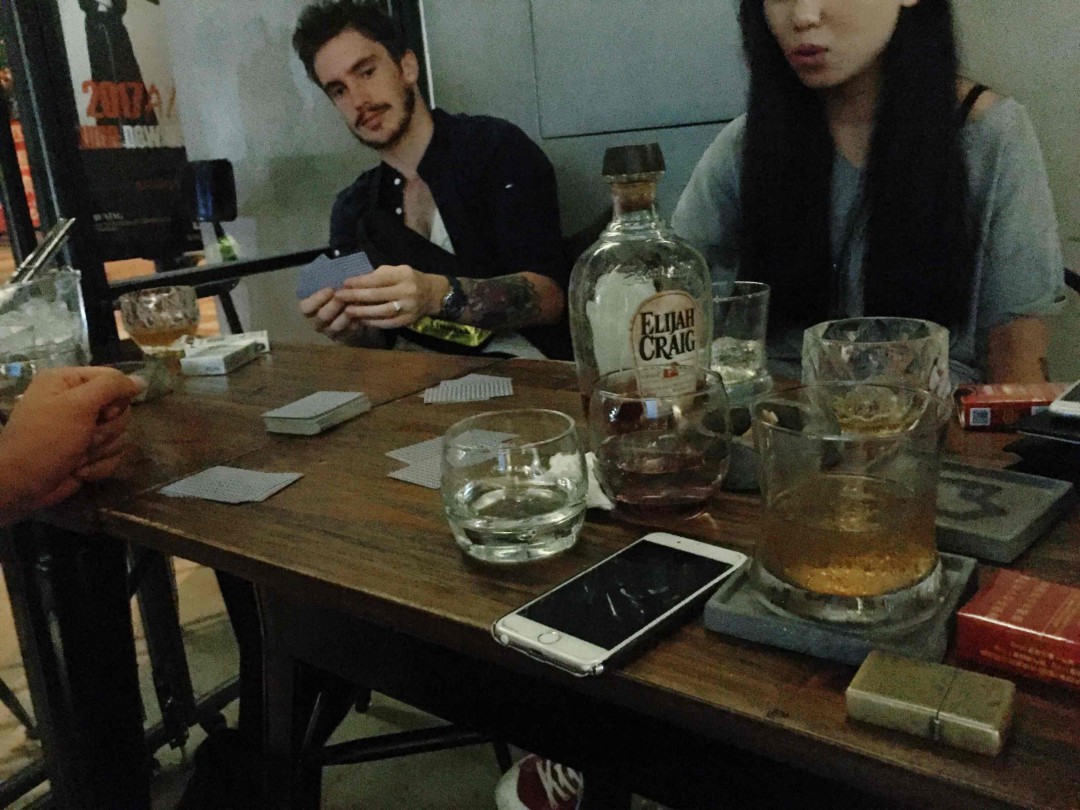 爱丽加来玩扑克会不会很刺激！