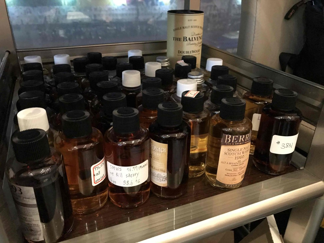 用威士忌跟好友道别。要出远门了。希望他一切顺心。 特地把所有分享瓶带来消灭消灭 好酒喝不完