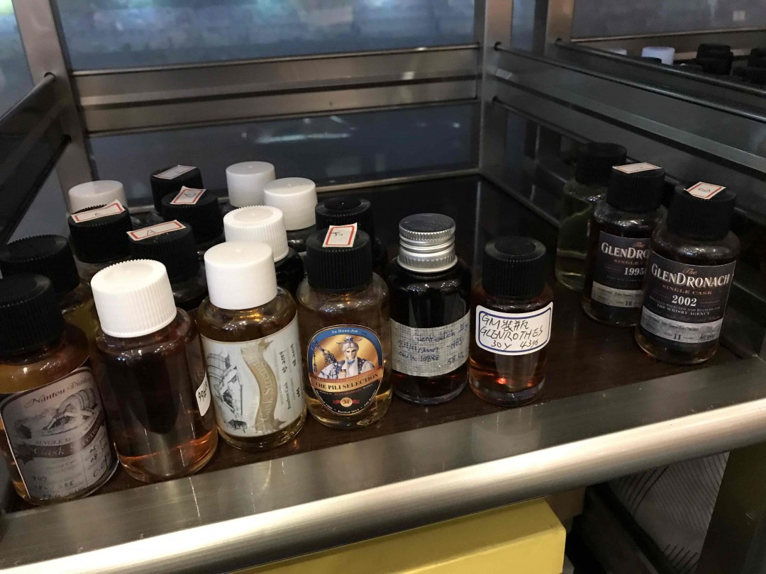 用威士忌跟好友道别。要出远门了。希望他一切顺心。 特地把所有分享瓶带来消灭消灭 好酒喝不完