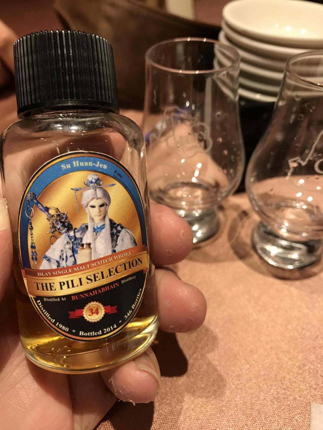 用威士忌跟好友道别。要出远门了。希望他一切顺心。 特地把所有分享瓶带来消灭消灭 好酒喝不完