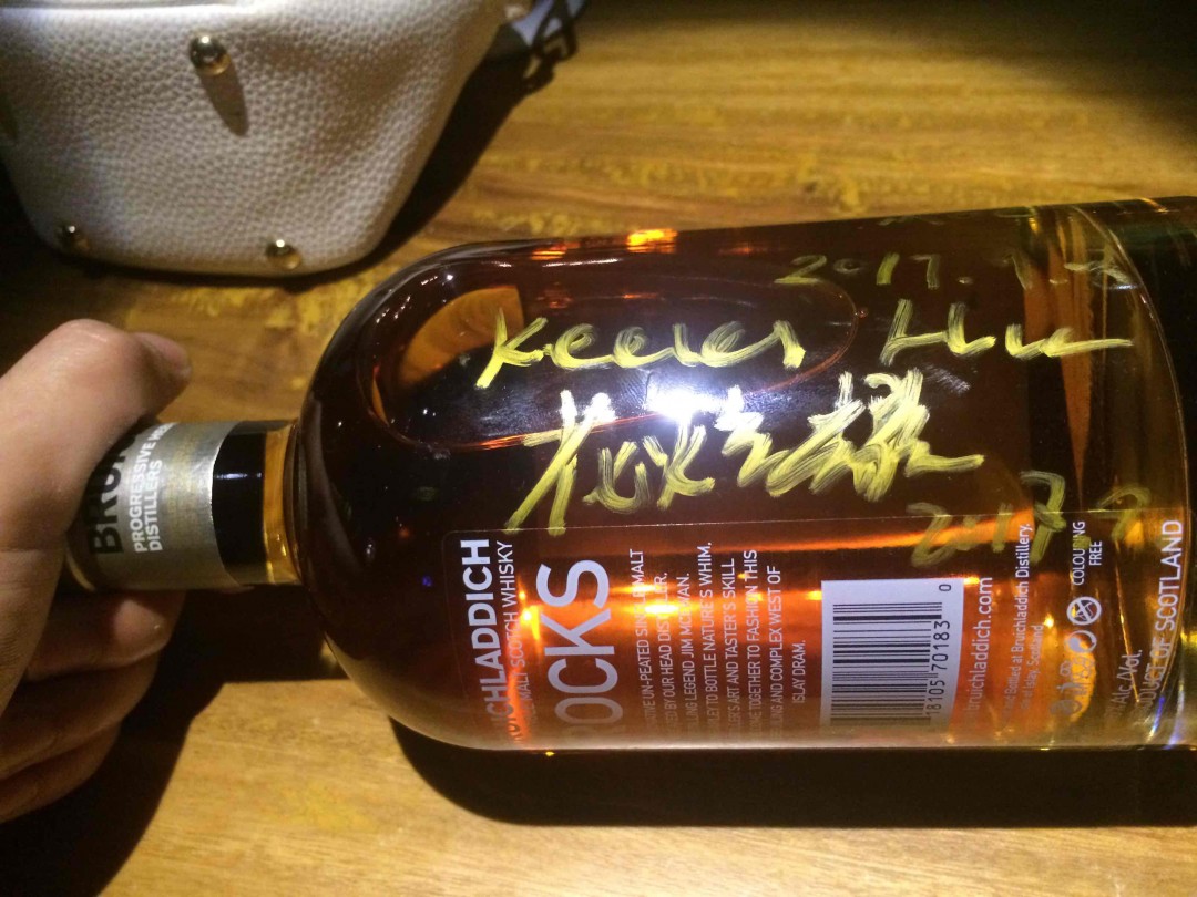 店里的两支十年波夏和Rocks让布赫拉迪的品牌大使和Moe蛮惊讶