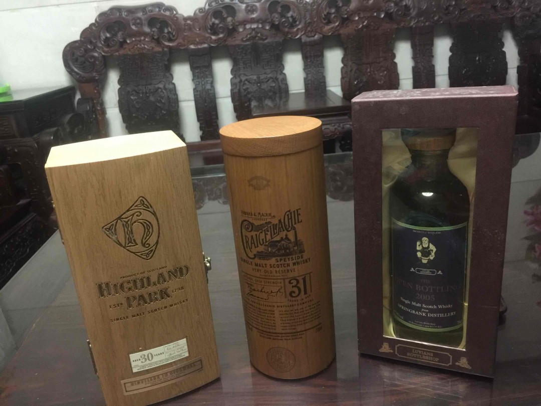 扫桌底时，又遇上了。