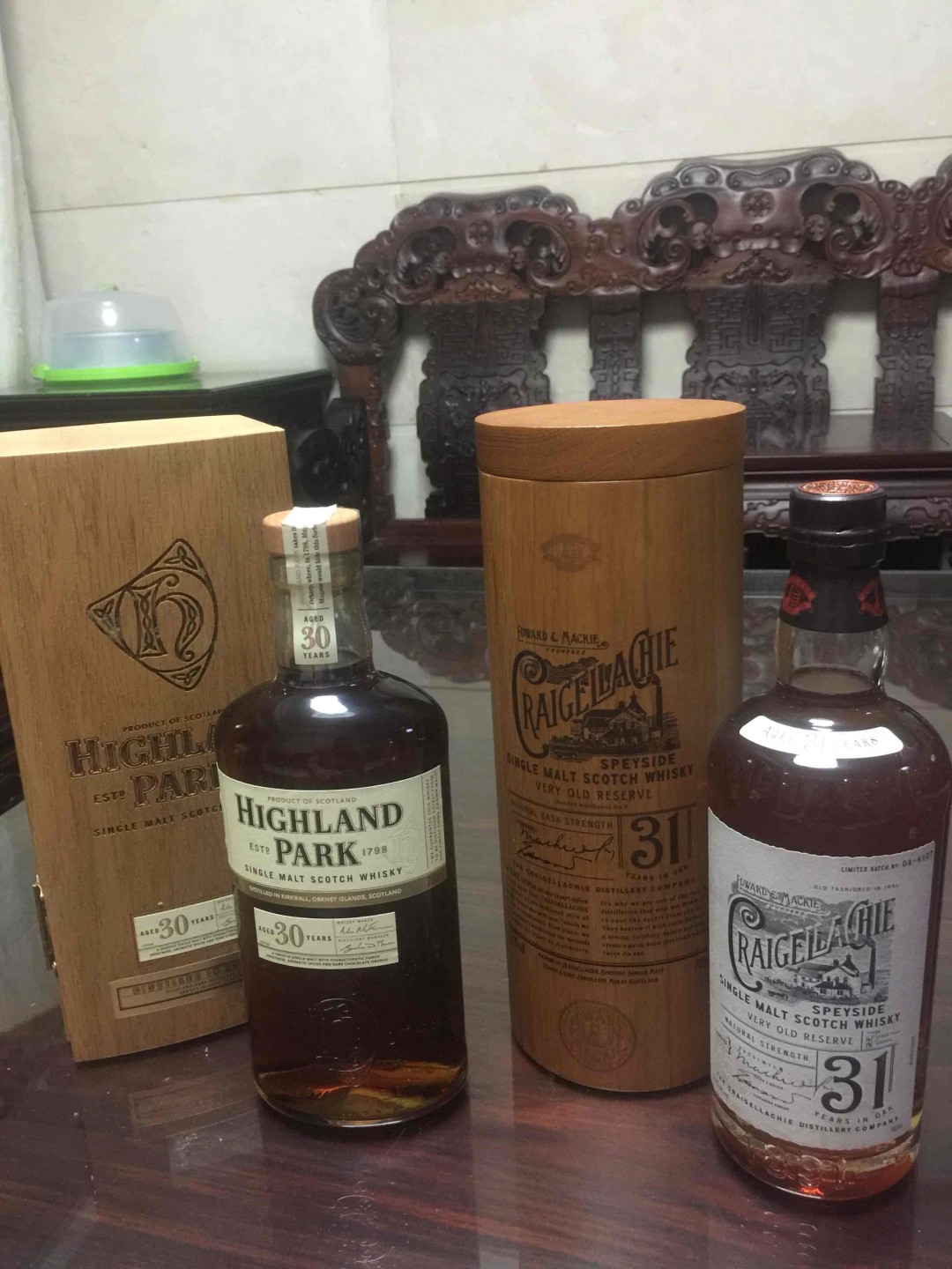 扫桌底时，又遇上了。