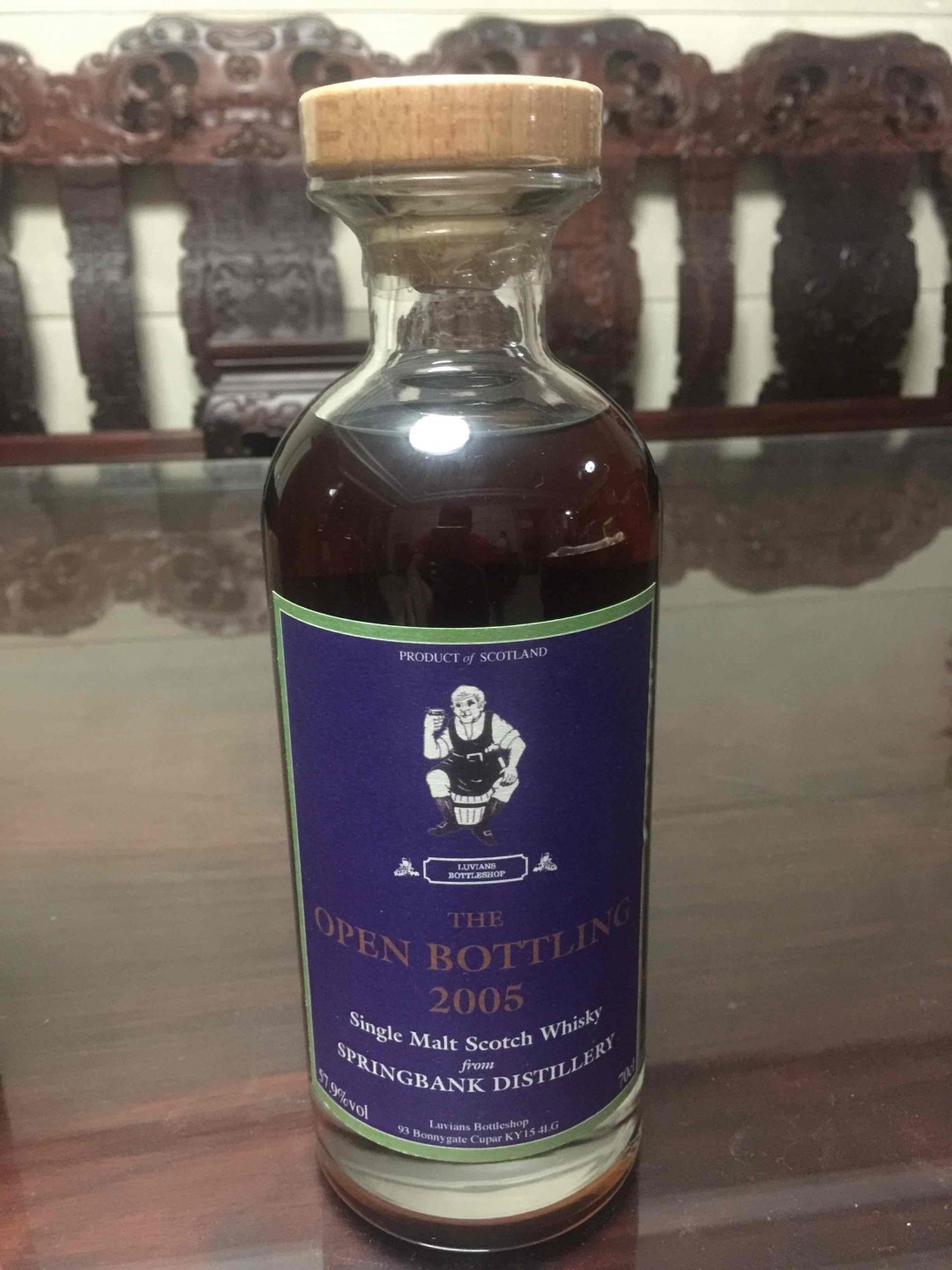 扫桌底时，又遇上了。