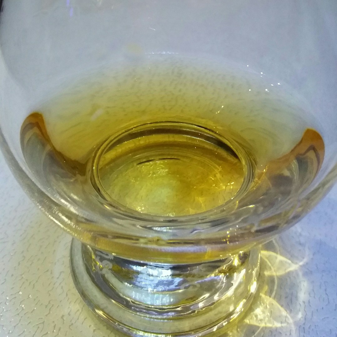 有时候觉得需要很多酒来醉 有时候觉得一杯就够