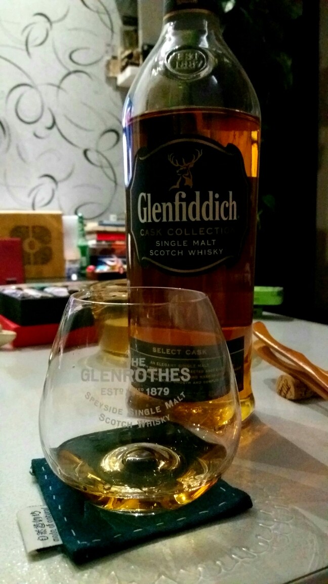 用格兰路思的杯子喝着格兰菲迪的酒