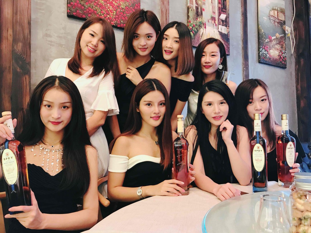 从早搬砖到晚，还好回来有美女陪