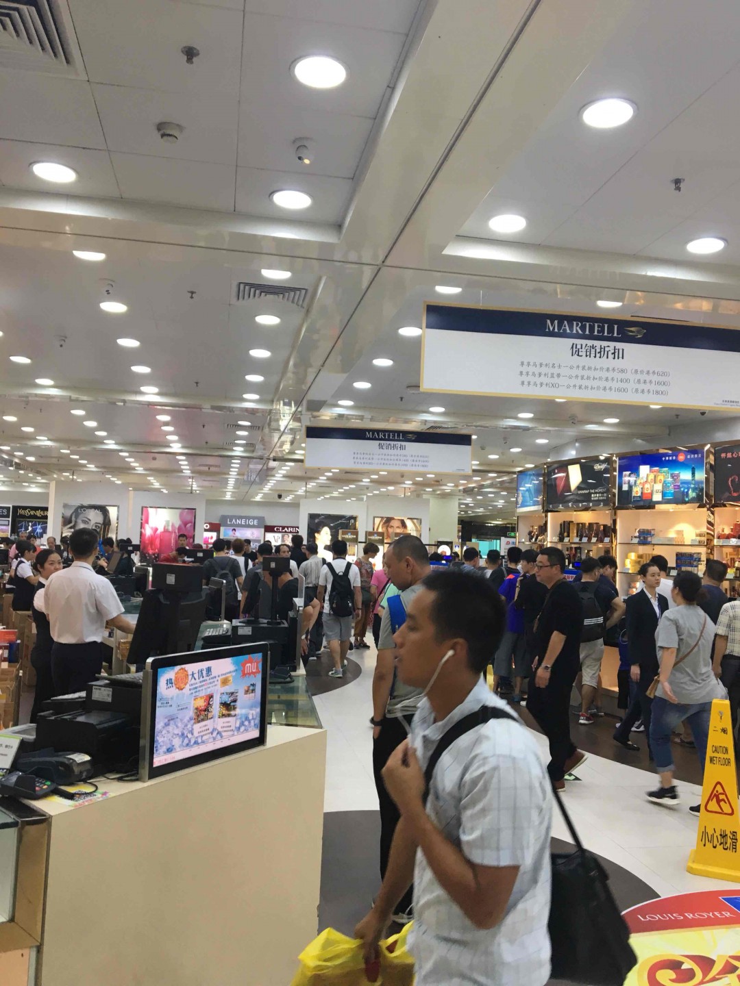 免税店人太多了没意思